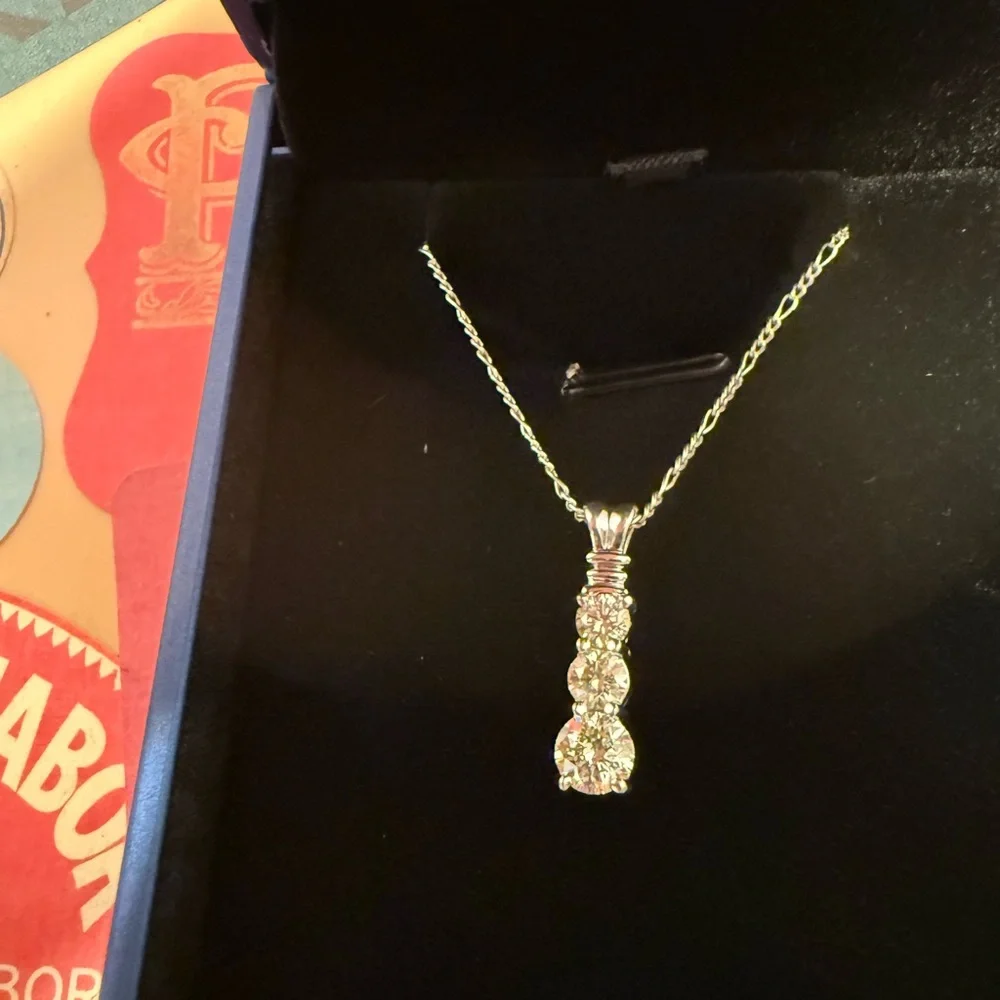 Elegant White Gold and 1ctw of Natural Diamond Pendant Necklace - Picture 2 of 10